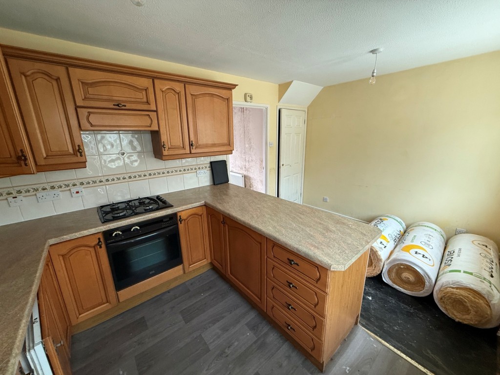 Lot: 114 - THREE-BEDROOM HOUSE FOR IMPROVEMENT AND REPAIR - Alternative view of the kitchen and dining area